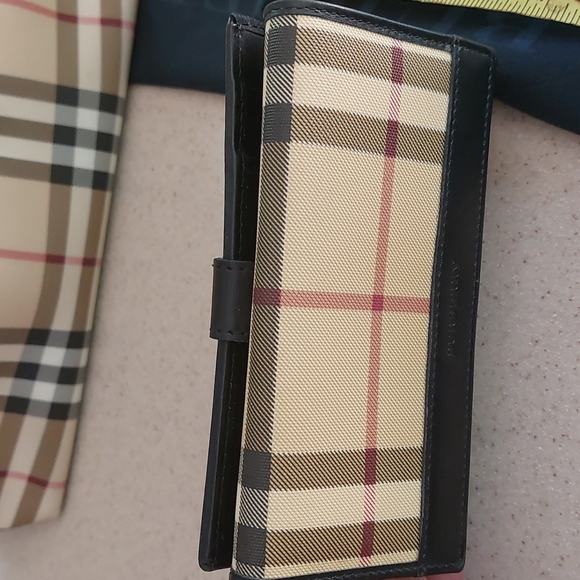 Authentic Burberry small tote and wallet comes with dust bag - Picture 14 of 16